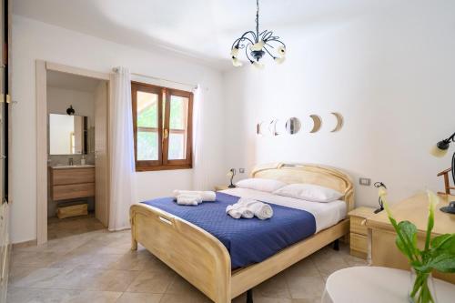 a bedroom with a bed with towels on it at Foxi lioni in Tertenìa