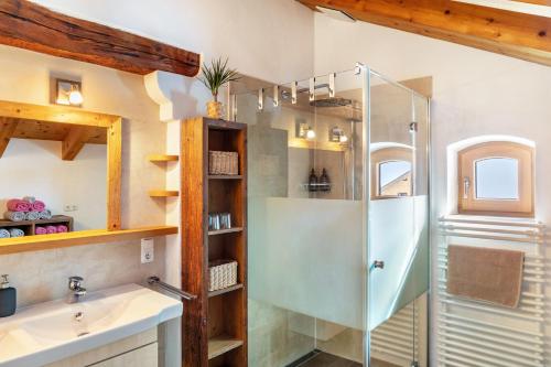 a bathroom with a shower and a sink at Bletschers Hoamat in Mittenwald