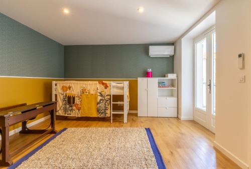 a living room with a piano and a table at Duplex Curistes - Conciergerieland in Dax