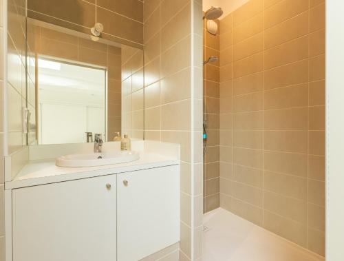 a bathroom with a sink and a mirror at Duplex Curistes - Conciergerieland in Dax