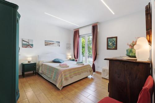 a bedroom with a bed and a window at Casa Lago Vicky in Omegna