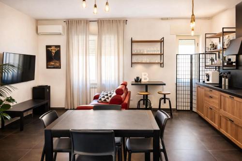 ein Wohnzimmer mit einem Tisch und einem Sofa in der Unterkunft Bombrelais in Apice