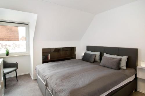 a bedroom with a large bed and a window at Ferienwohnung City in Emden