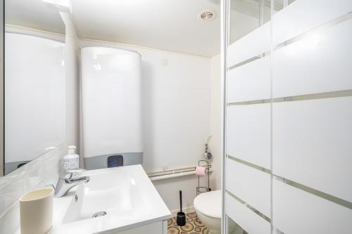 a bathroom with a white sink and a shower at Logement cosy centre Beaucaire - C2 in Beaucaire
