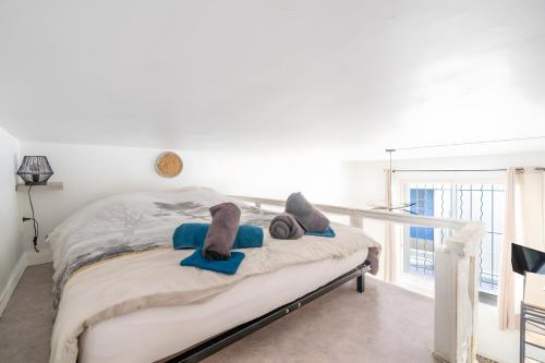 a bedroom with a bed with towels on it at Logement cosy centre Beaucaire - C2 in Beaucaire