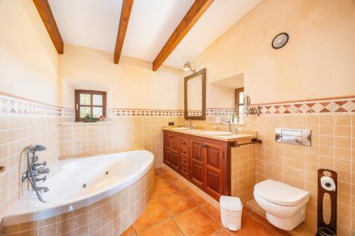 a bathroom with a tub and a toilet and a sink at Mirabo ramonet in Caʼs Concos