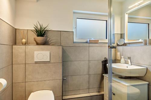 a bathroom with a toilet and a sink at Ferienwohnung Gabler in Möhnesee