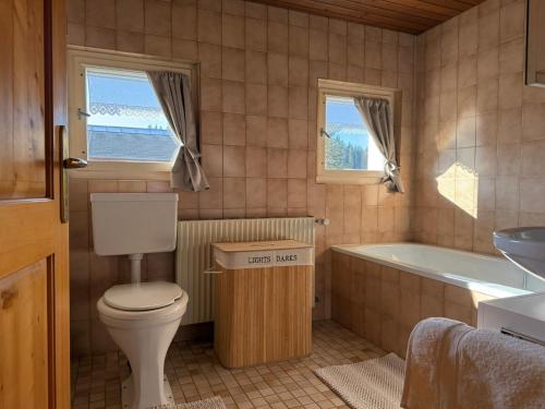 a bathroom with a toilet and a tub and a sink at Central Home in Krumbach in Krumbach