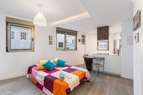 a bedroom with a bed and a desk at Ínsula Home in Tamaraceite