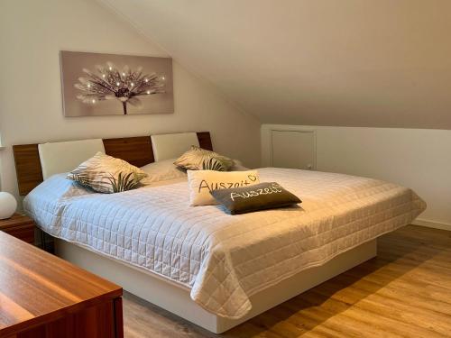 a bedroom with a bed with aigil at Ferienwohnung Klosterblick in Öhningen