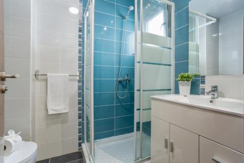 a bathroom with a shower and a toilet and a sink at Apartamento Rolycar 202 in Icod de los Vinos