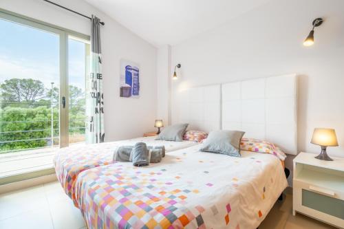 a bedroom with a large bed with a large window at Astur - Moderno Chalet Con Piscina in Puigderrós