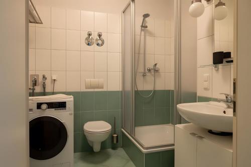 a bathroom with a shower toilet and a sink at Ferienwohnung Lindner 1 in Weimar