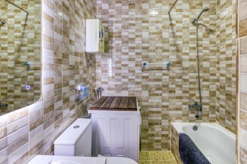 a bathroom with a toilet and a bath tub at Casa entera Empuriabrava y terraza in Empuriabrava