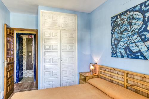 a bedroom with a bed and a painting on the wall at Casa entera Empuriabrava y terraza in Empuriabrava