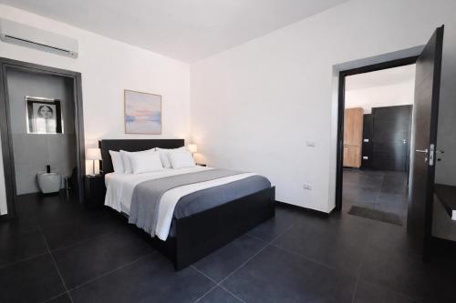 ein Schlafzimmer mit einem großen Bett in einem Zimmer in der Unterkunft Bombrelais in Apice