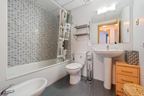 a white bathroom with a sink and a toilet at Deltebre riu in Deltebre