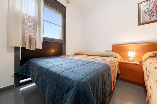 a small bedroom with a bed and a window at Deltebre riu in Deltebre