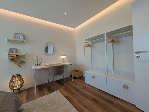 a living room with a desk and a table at City Apartments Osnabrück - Balkon & Parken inklusive in Osnabrück