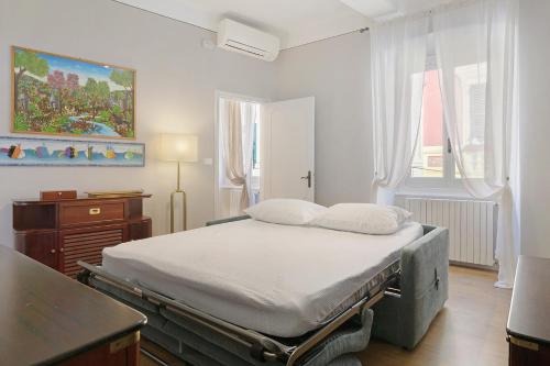 a bedroom with a bed and a painting on the wall at La Casa Del Marinaio in Rapallo