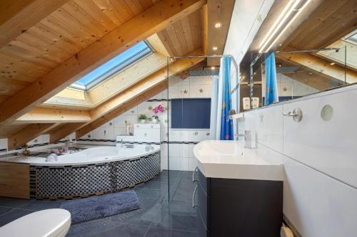 a bathroom with two sinks and a bath tub at I'd Love To Be Home in Bidingen