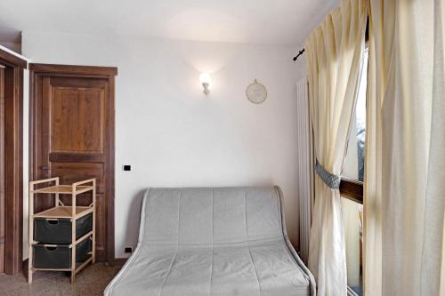 a small bedroom with a bed and a window at Casa Pepe in Imperia