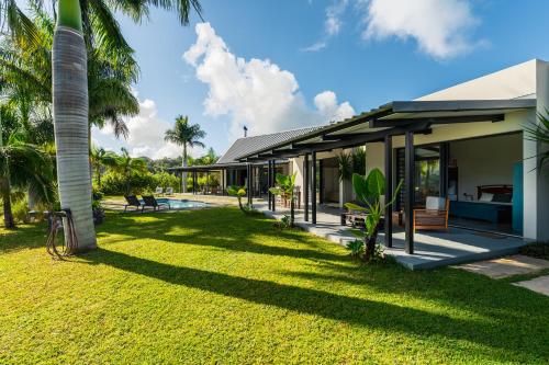 a house on the beach with a yard at Villa Kamaya, Chamarel in Chamarel