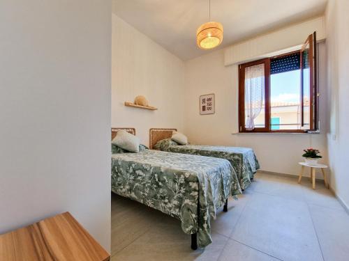 a room with two beds and a window at Porta a Mare Home in Portoferraio