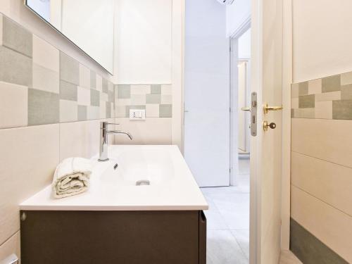 a bathroom with a sink and a mirror at Porta a Mare Home in Portoferraio