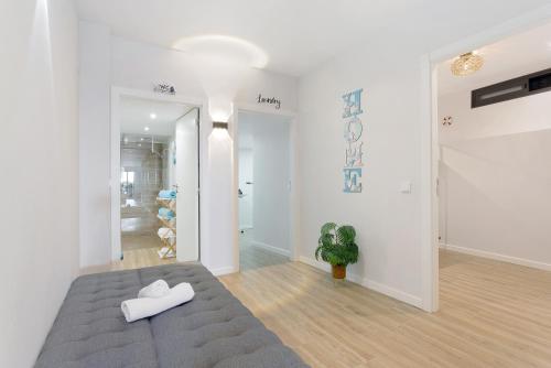 a bedroom with a bed with two white towels on it at O Marinheiro 15B in Machico