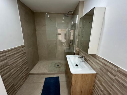 a bathroom with a sink and a shower at La douce Escale maison 2 chambres à 50 m de la plage in Royan
