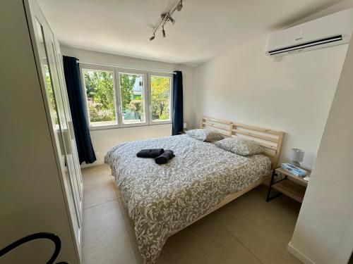 a bedroom with a bed with a cat on it at La douce Escale maison 2 chambres à 50 m de la plage in Royan