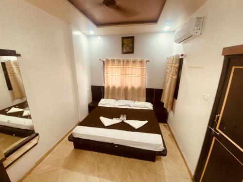 a small bedroom with a bed in a room at Bbhakt niwas in Tuljapur