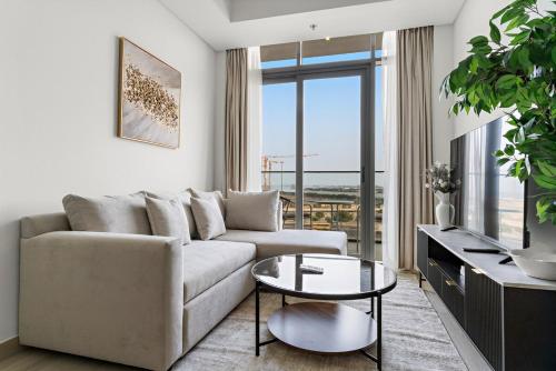 FIRST CLASS 1BR Stylish Comfort in Al Jadaf