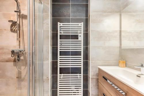 a bathroom with a shower and a sink at Chalet Les Lys - Tout Confort in Valloire
