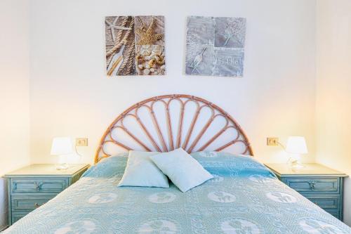 a bedroom with a bed with two night stands and two lamps at Trilocale a 200 mt dal centro in San Teodoro
