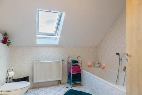 ein Badezimmer mit Badewanne, Toilette und Waschbecken in der Unterkunft Lampl Haus in Steindorf