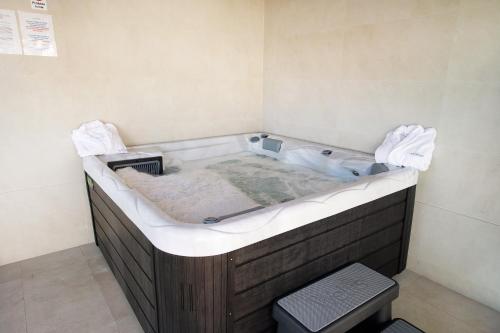 a jacuzzi tub in a room at Villa Rosa com Piscina e Jacuzzi in Salir de Matos