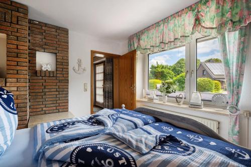 a bedroom with a bed and a window at Ferienwohnung Heimathafen in Lensahn