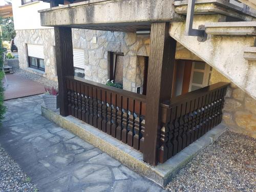 a fence on the side of a stone building at Ferienwohnung Reblaus in Markt Einersheim