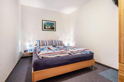 a bedroom with a bed with a picture on the wall at Ferienwohnung Mit Maritimen Flair in Lohme