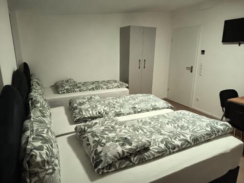 three mattresses are lined up in a room at City Apartments Göppingen in Göppingen