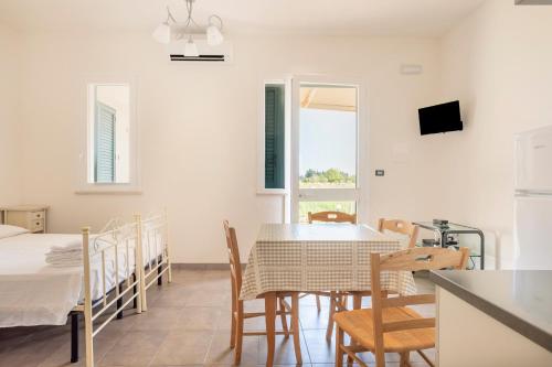 eine Küche und ein Esszimmer mit Tisch und Stühlen in der Unterkunft Muma House in Otranto