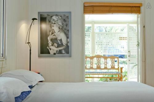 een slaapkamer met een bed, een stoel en een raam bij Green Gables in Brisbane