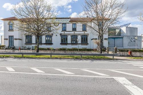 an empty street in front of a white building at HI Vila Nova de Cerveira - Pousada de Juventude in Vila Nova de Cerveira