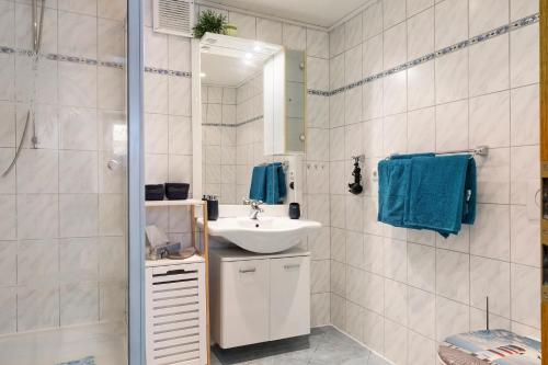 a white bathroom with a sink and a mirror at Mole Valley Ranch Fewo2 in Elmlohe