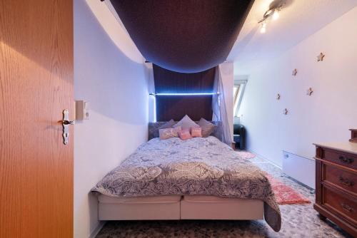 a bedroom with a bed with a blue ceiling at Mole Valley Ranch Fewo2 in Elmlohe