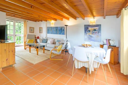 a living room with a table and a couch at Casa de praia na costa da Galé in Melides