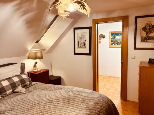 a bedroom with a bed and a ceiling at Mmapartment in Feistritz ob Bleiburg