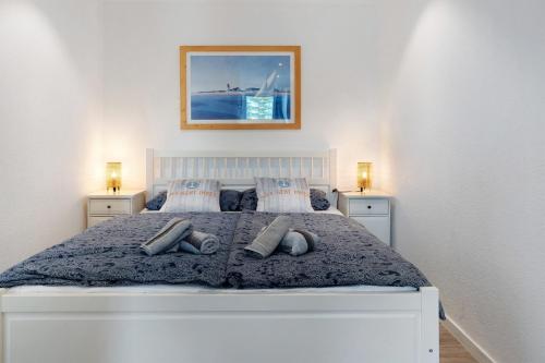 a bedroom with a large white bed with pillows at Ferienappartement Holm Ostsee in Brasilien